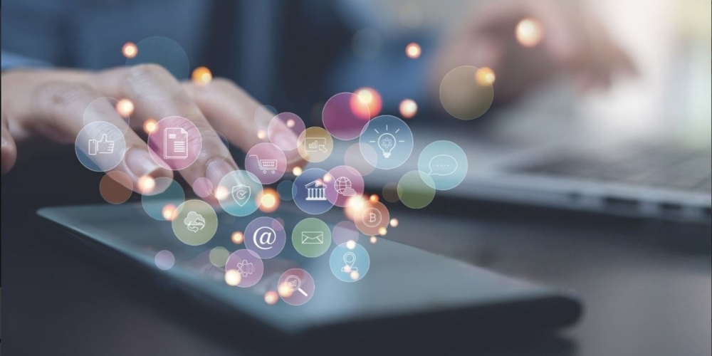 Nel 2025 la comunicazione aziendale non può più essere unidirezionale. I consumatori interagiscono su più canali e richiedono esperienze integrate